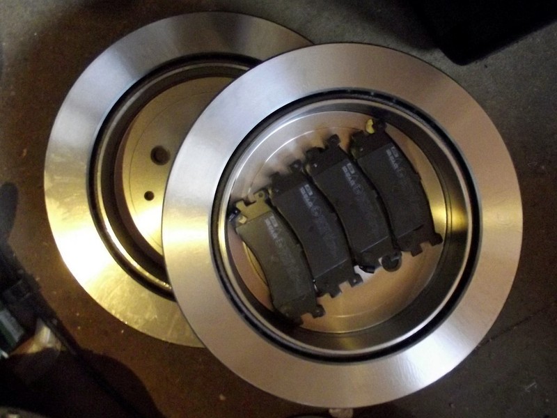 Rear brake disc and pad set Mazda Bongo 2.0i 2.5 V6 TD diesel 2 x discs 4 x pads
