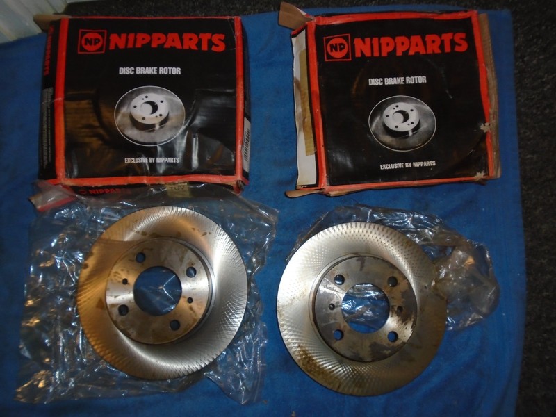 Mitsubishi Carisma, Colt, Lancer 2 x NOS Nipparts 236mm Front Brake Discs