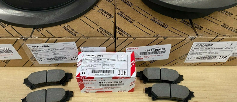 2014-2019 TOYOTA HIGHLANDER NEW REAR GENUINE OEM BRAKE PAD KIT AND ROTORS gallery