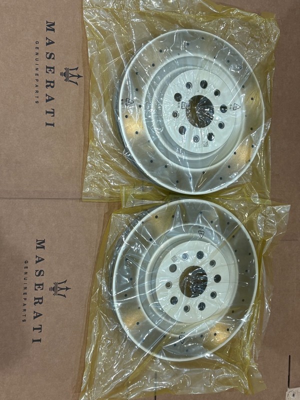 GEN Maserati Ghibli Quattroporte rear brake pads rotors with hardware 2017-2022 gallery