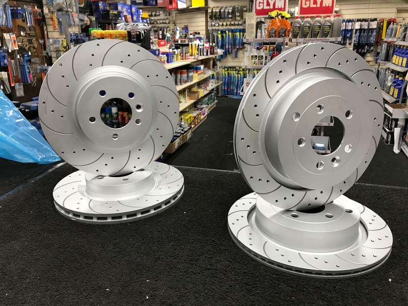 RANGE ROVER SPORT L320 3.6 TDV8 FRONT REAR DRILLED GROOVED BRAKE DISCS AND PADS gallery