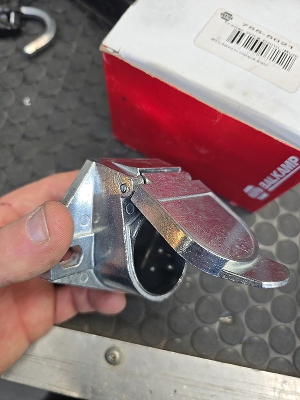 HOPKINS NAPA 755-5021 RV 7-POLE BLADE ROUND VEHICLE TO TRAILER WIRING CONNECTOR