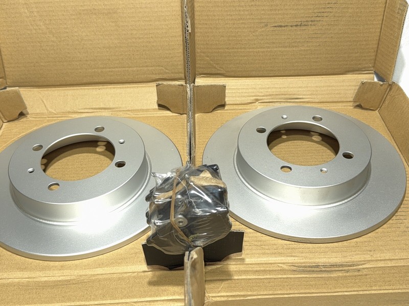 R1 Concepts Front Brake Pad & Rotors Kit 00-04 Volvo S40 V40 600-27026 gallery