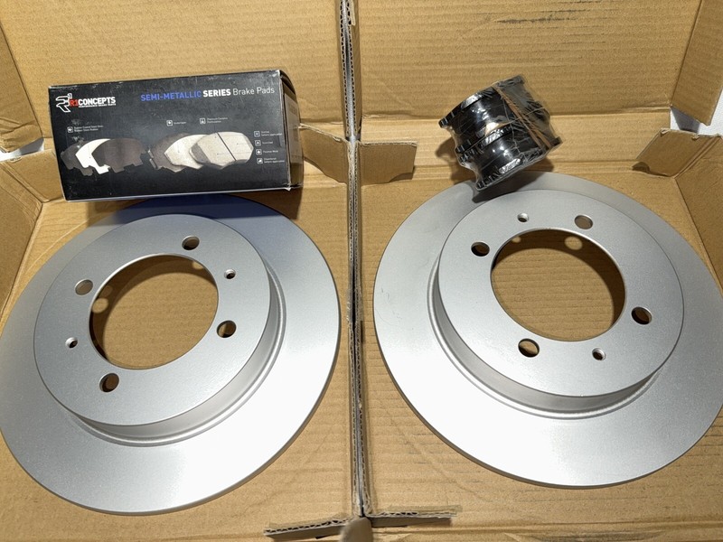 R1 Concepts Front Brake Pad & Rotors Kit 00-04 Volvo S40 V40 600-27026 gallery