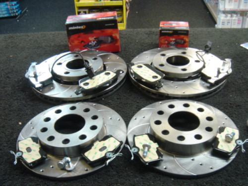 AUDI A4 3.0 V6 TDi B6 8H CROSS DRILLED GROOVED BRAKE DISC MINTEX PAD FRONT REAR