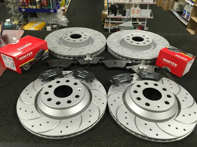 PERFORMANCE FRONT REAR DRILLED GROOVED BRAKE DISCS & PADS 5Q0615301P 5Q0615601E