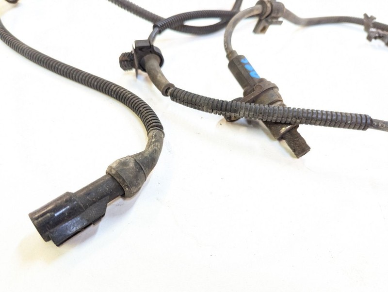 2WD Front Left / Right ABS Speed Sensor Set | Fits 1999-2002 Ford F250 F350 gallery