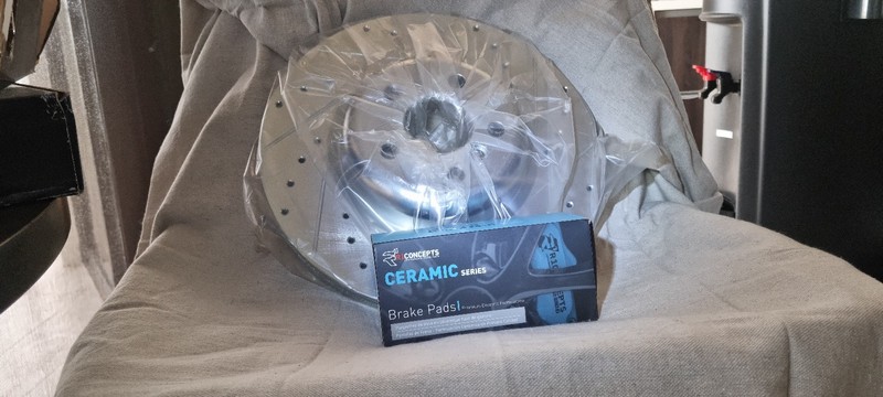 R1 Concepts Ceramic Brakes and Rotor Kit (PN# CEC.31119.52)
