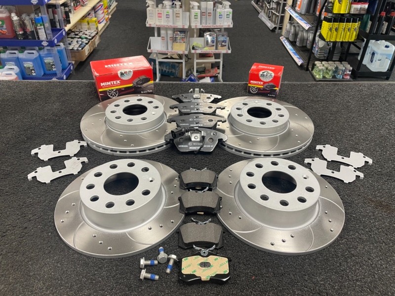 VW TOURAN 1.6 1.9TD 2.0TDI 1T DRILLED GROOVED BRAKE DISCS PADS FRONT REAR SET