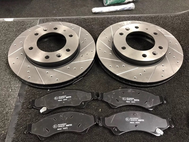 FOR IVECO DAILEY 33S,35S,35C 2.3 3.0 FRONT DRILLED GROOVED BRAKE DISC PAD 300MM