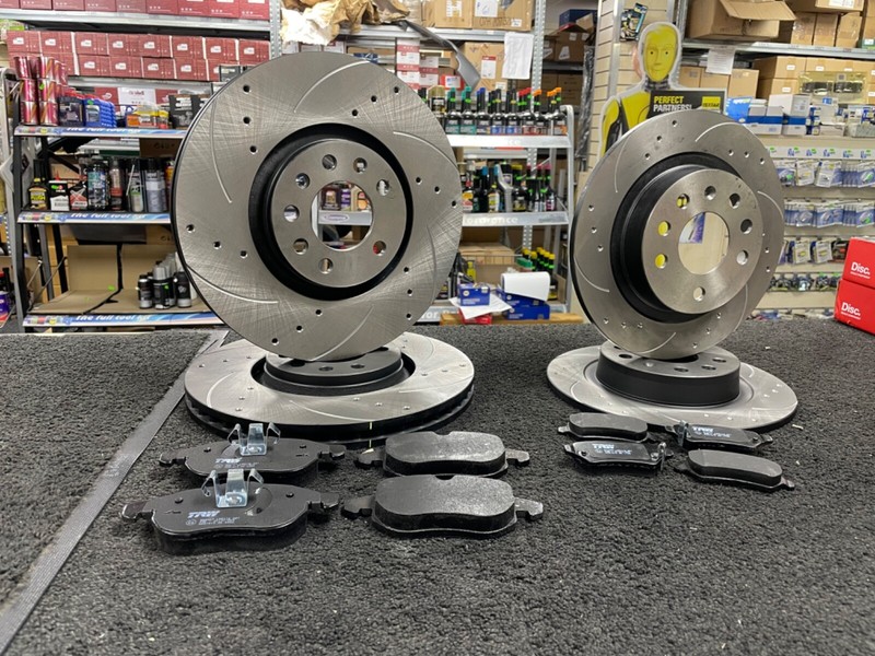 VAUXHALL ZAFIRA 2.0T VXR BRAKE DISCS CROSS DRILLED GROOVED PADS FRONT REAR TRW
