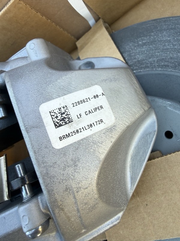 OEM Tesla Model Y 2026 Juniper Front Caliper Set And Brake Pads Brembo gallery