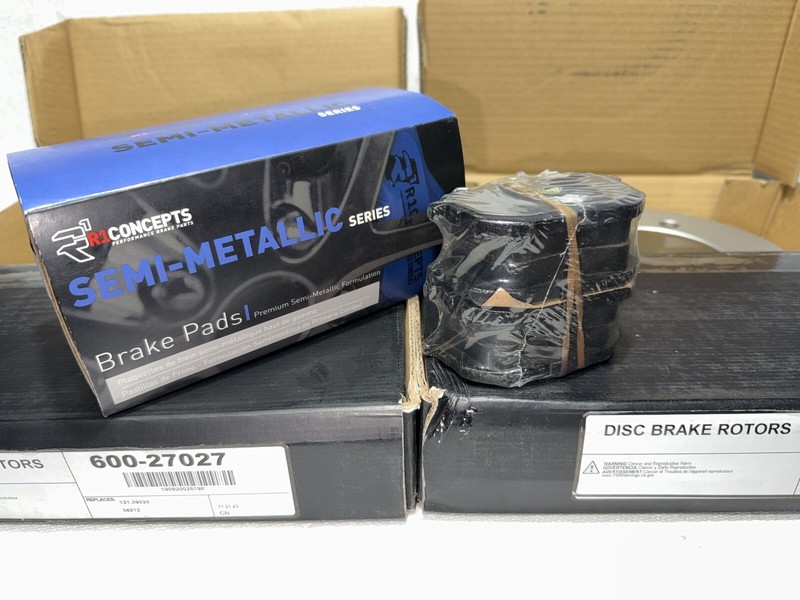 R1 Concepts Front Brake Pad & Rotors Kit 00-04 Volvo S40 V40 600-27026 gallery