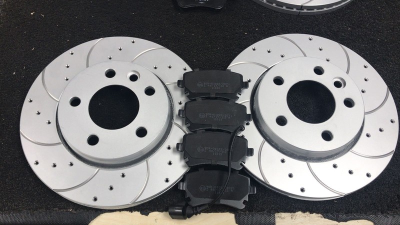 VW TRANSPORTER CARAVELLE T5 T28 T30 REAR DRILLED GROOVED BRAKE DISCS & PADS
