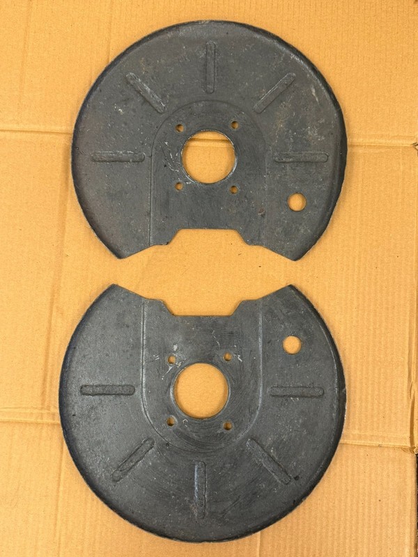 1 CLASSIC MG MGB GT FRONT DISC BRAKE DUST BACK PLATES-1 PAIR SOLID USED LH RH