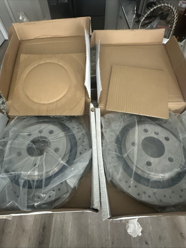 Front Drilled Rotor Brake Pad for Mercedes-Benz GLA250 CLA250 with Sport Package